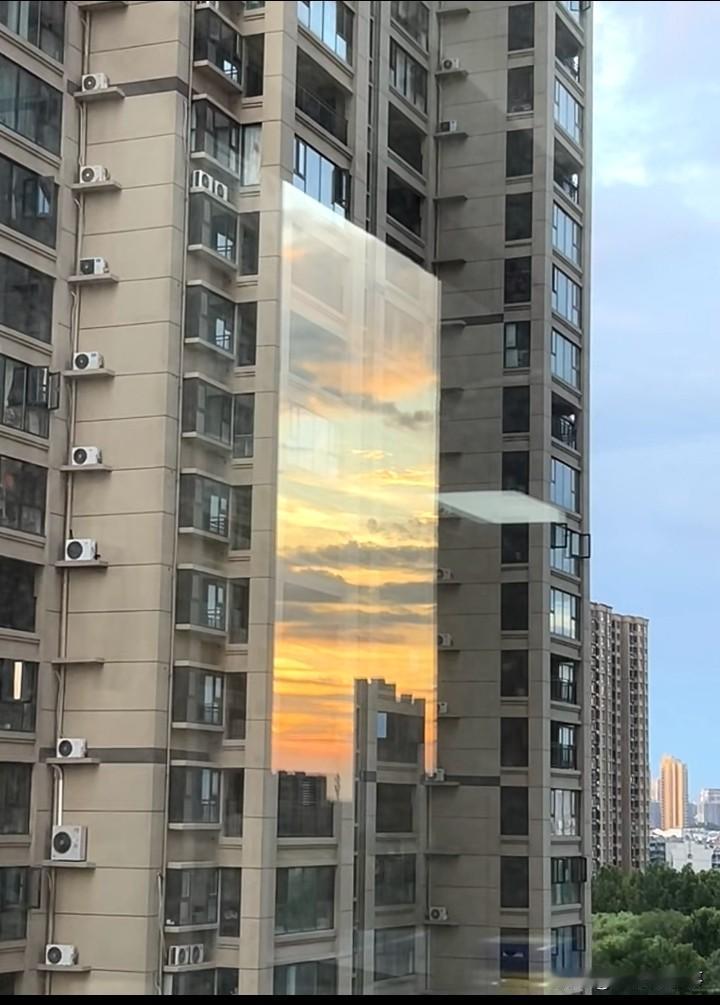 来朋友家傍晚在厨房突然看到的玻璃倒影，不敢想象住在这里的人有多幸福