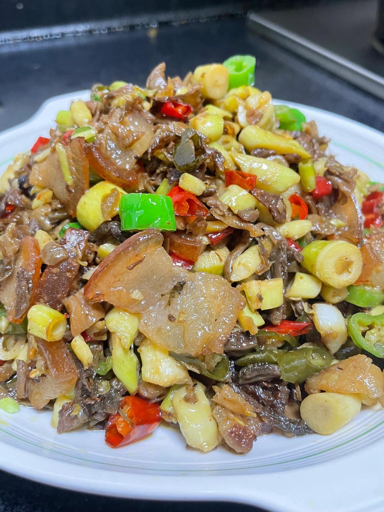 这个腊肉竹笋炒咸菜，真的很下饭
小的时候都是带去学校拌饭，真的巨好吃，喜欢的姐妹