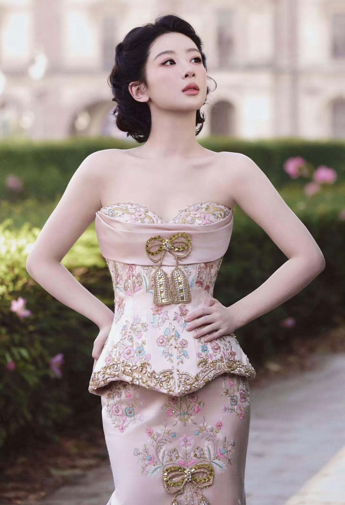 一袭国风礼服，杨紫尽显古典温婉[赞] 粉缎藏繁花，杨紫的东方雅韵[给力]娱乐