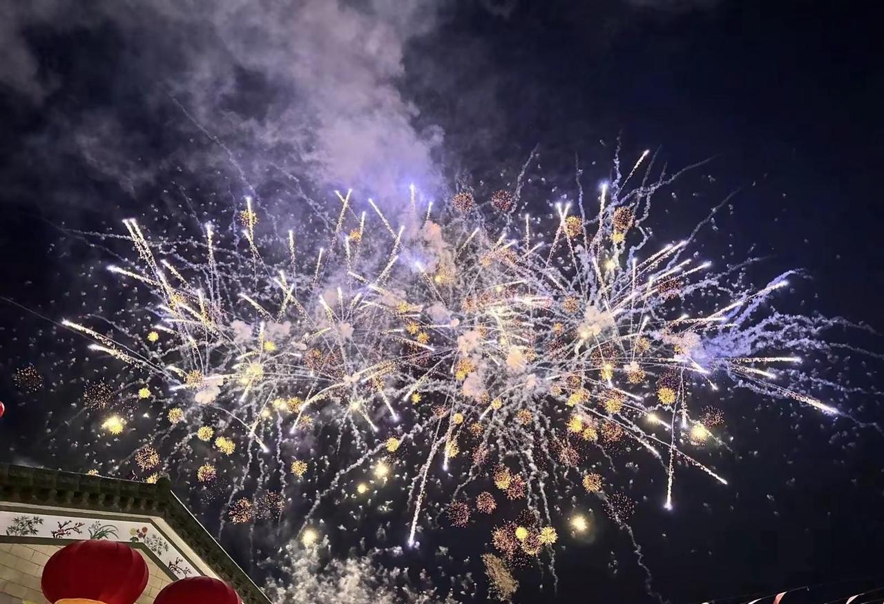 大年初五迎财神，不止是仪式，更是对事业的敬畏。🧧 左手抓诚信，右手握品质，中间