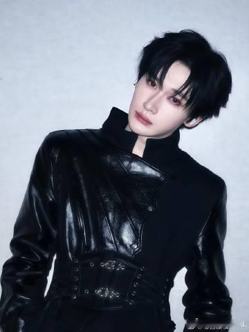 余宇涵新音舞台生图 在这个舞台上，余宇涵不仅展现了个人魅力，更是传达了一种奋发向