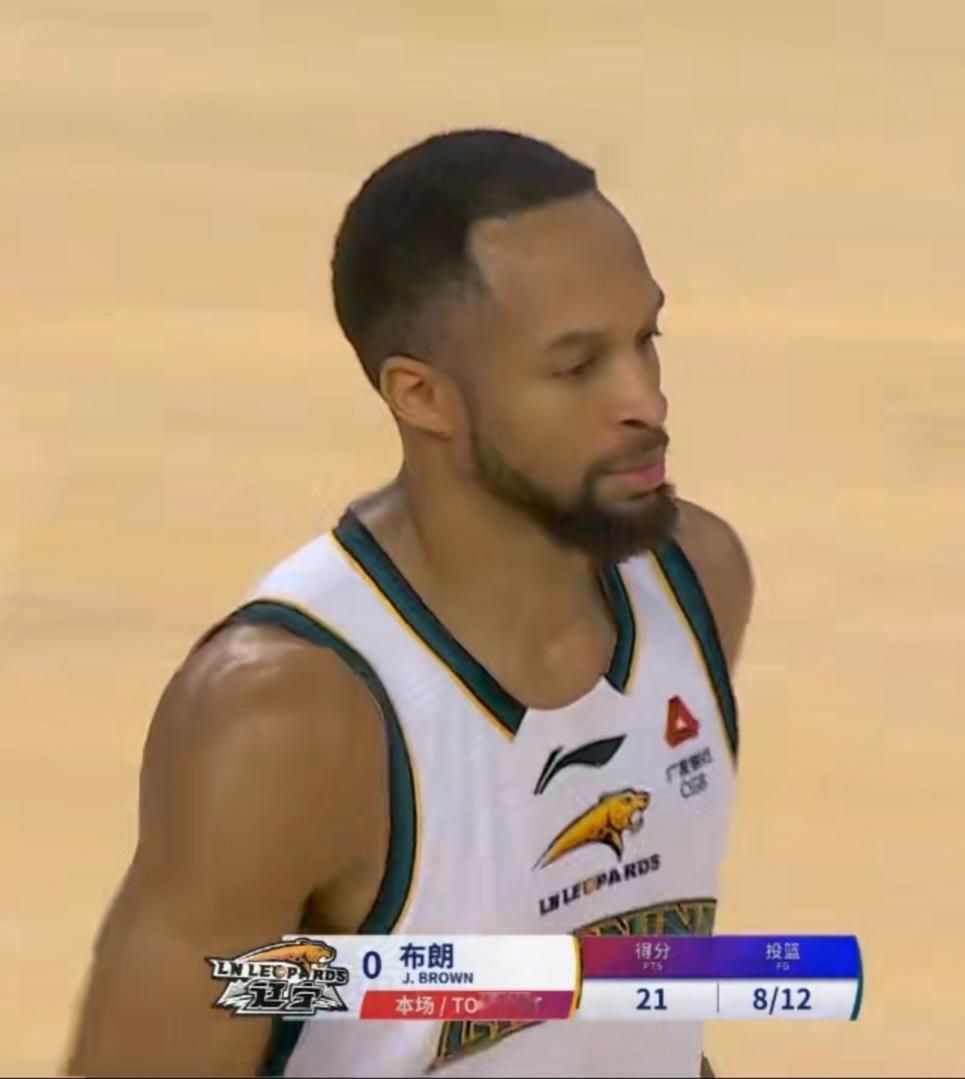 辽宁新援杰伦·布朗二号位验货成功！在辽宁男篮对阵合肥的比赛中，第三节威尔斯主导比