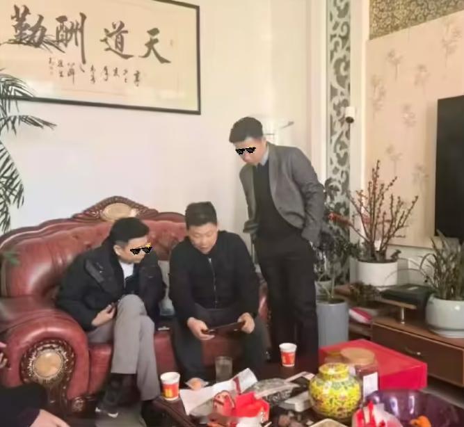 余承东回村过年，给乡亲演示华为 Mate XT 三折叠手机，不知道有没有送上几台