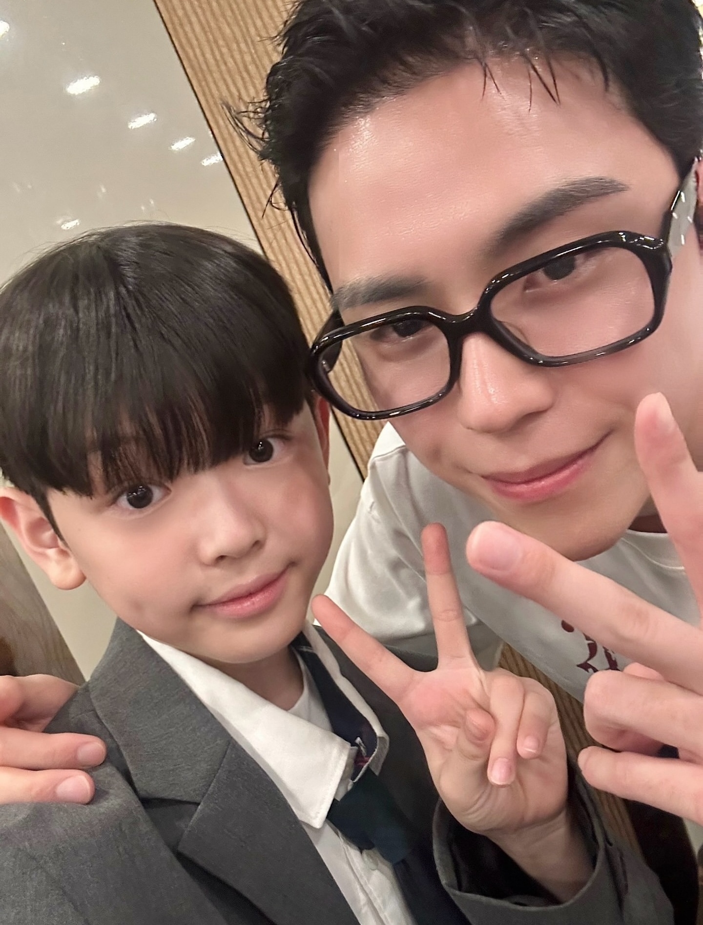 小俊瑞(朴侯 饰)与金在伍(金度勋 饰)合影