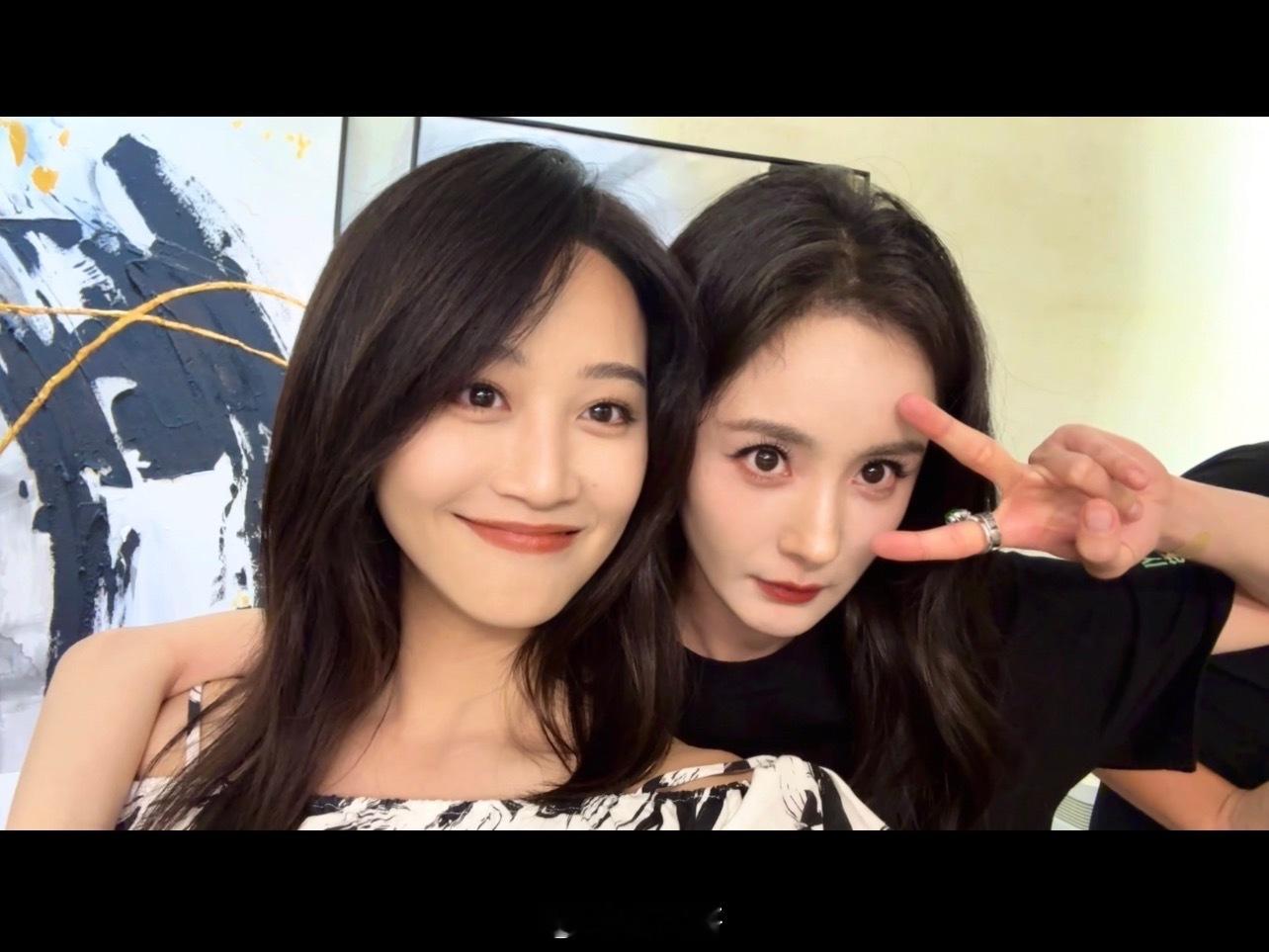 蓝盈莹晒与杨幂贴脸合照 啊啊啊啊啊啊，终于等来了心心念的《生万物》剧组的庆功宴，