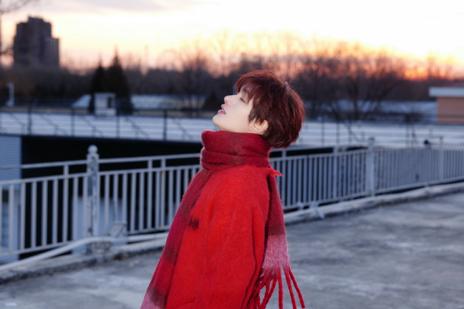 丁程鑫天台故事plog 丁程鑫天台故事plog来啦  红色毛衣vs黑色短袖，不管