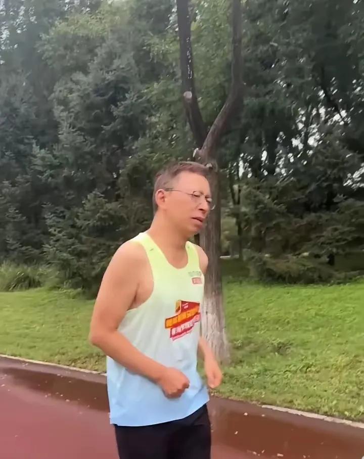凌晨五点，张朝阳套着旧卫衣出现在上海徐汇滨江。
配速6分半，步子轻得像没睡醒——