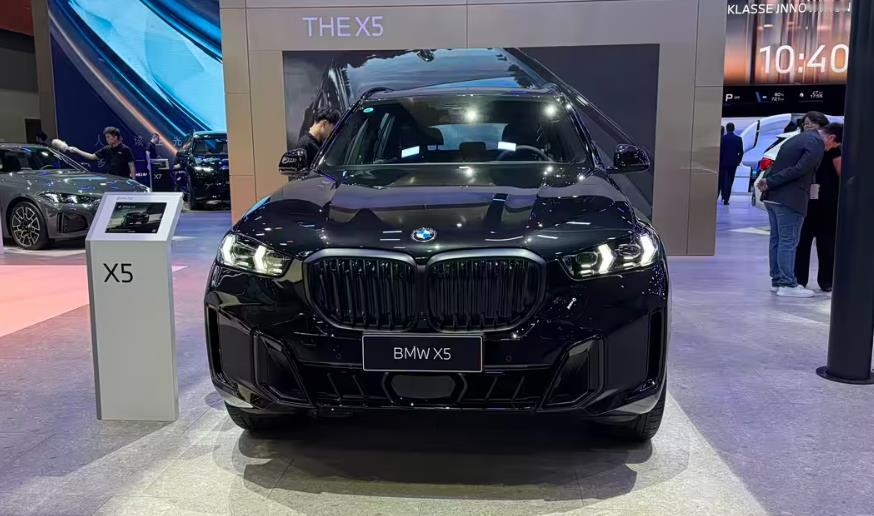 - 74.8万元，售价降低且配置提升。其外观运动，有犀利LED大灯、大尺寸双肾格