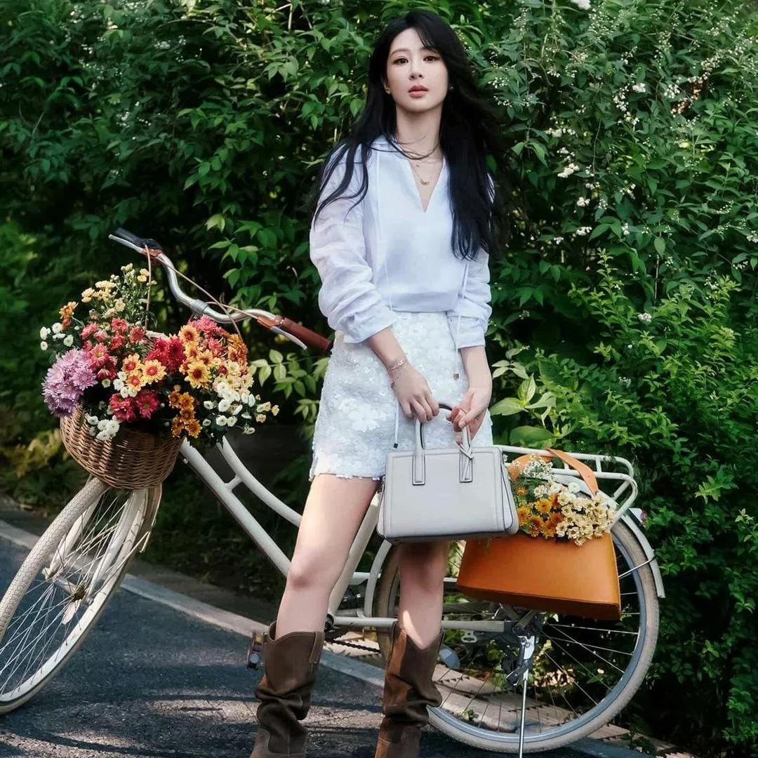 优雅骑行的花季少女💐🚲骑行女子的风采 女孩骑行 骑行少女风 骑行女 美女单车