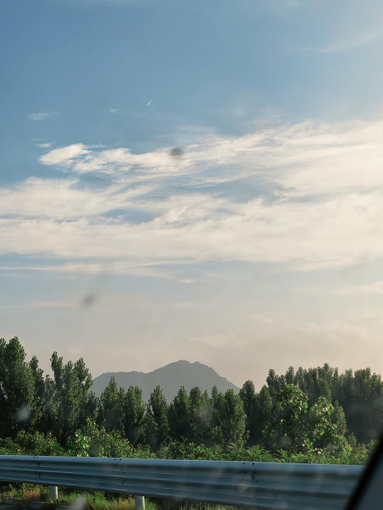 一路风景美如画

昨天我俩一早开车离开山东日照，早晨六点出发，到下午两点多就回到