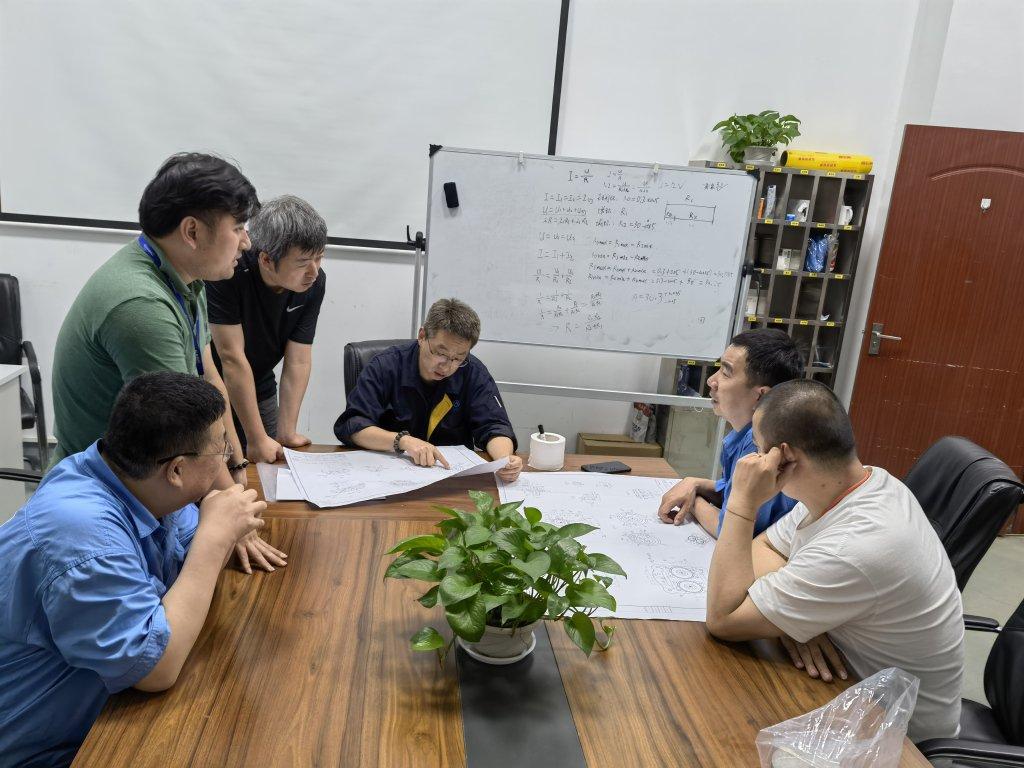 今天和几个做工厂项目的开发聊了会天，我发现其中一个开发人员这段对话最典型了。
他
