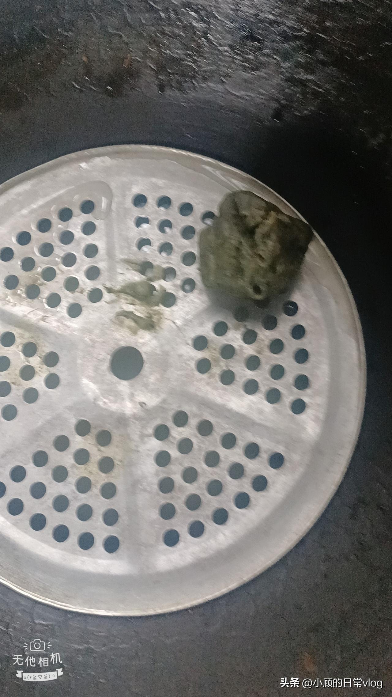 清明节的早上，还没起床，大伯就把蒸好的七米菜粑粑送过来了。
我们这边叫“青皮菜粑