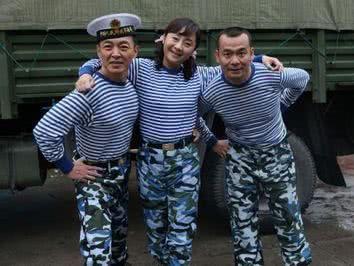 三位身着海军迷彩服的演员同框：

我一眼就认出了宽额阔眉、目若朗星的宋佳伦，中间