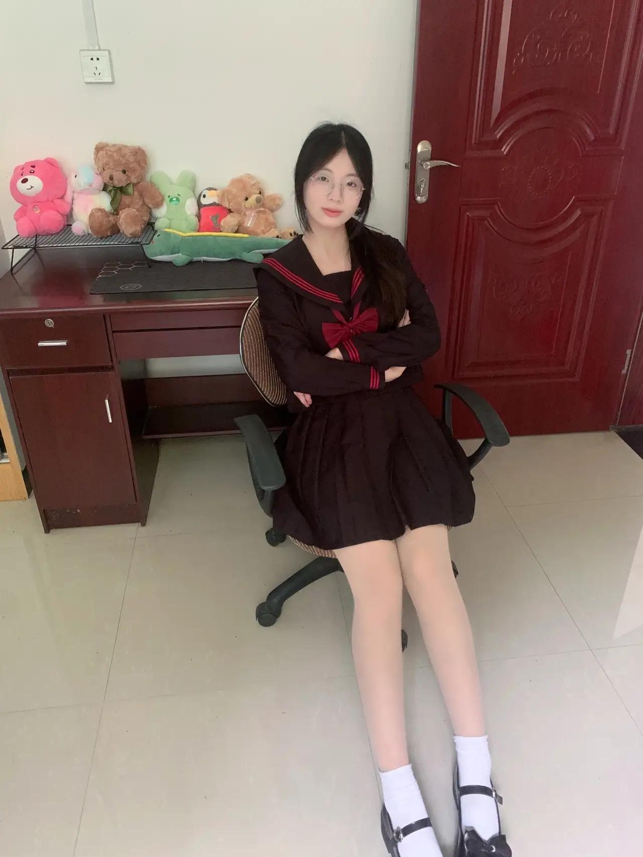 黑裙红领结，可爱少女心，办公桌前摆拍，萌趣满满！💖📸淡雅蓝裙照 黑裙知性照 