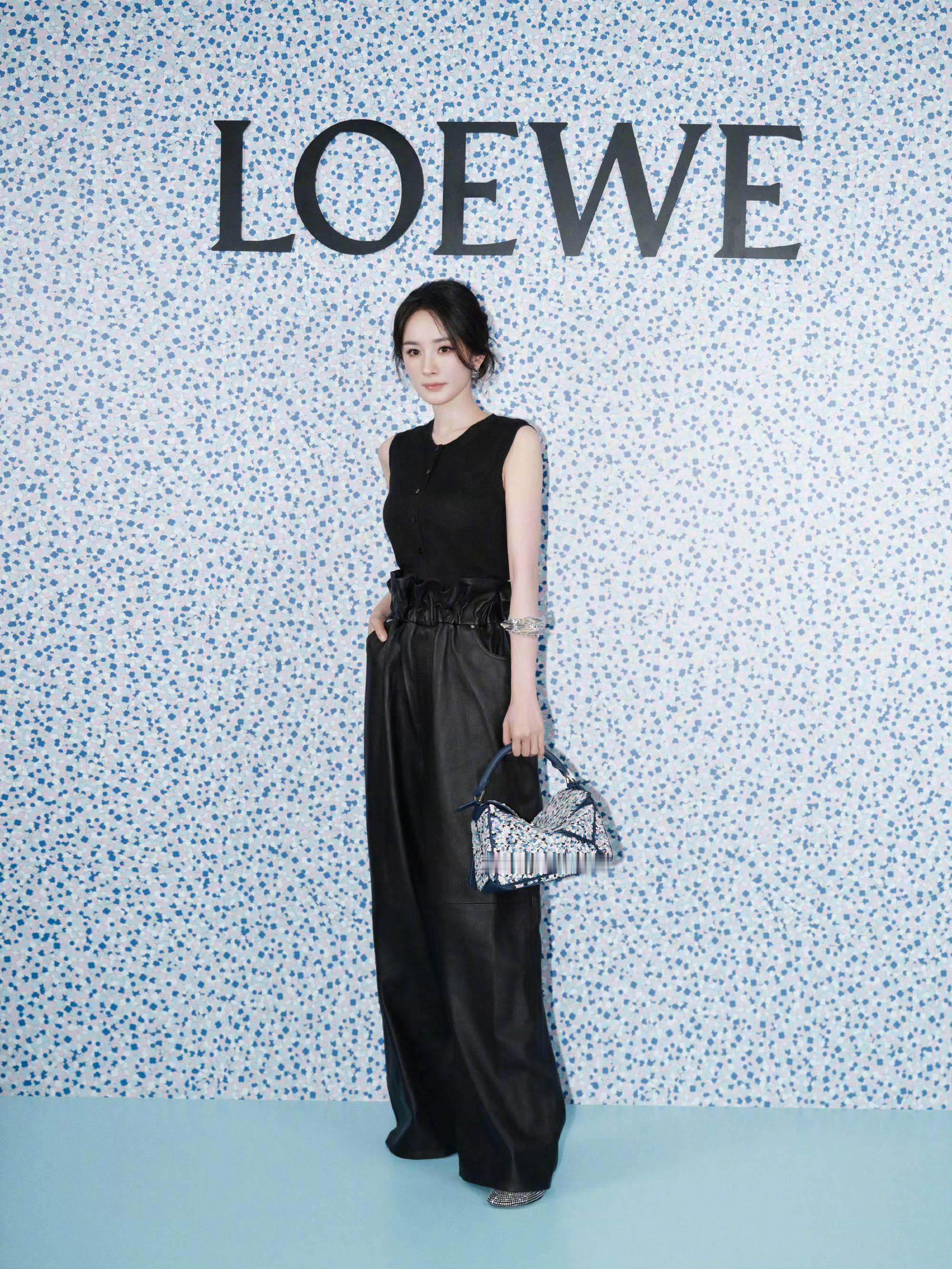 杨幂[超话]ym杨幂loewe罗意威全球品牌代言人 在光影交织的奇妙空间，身着一