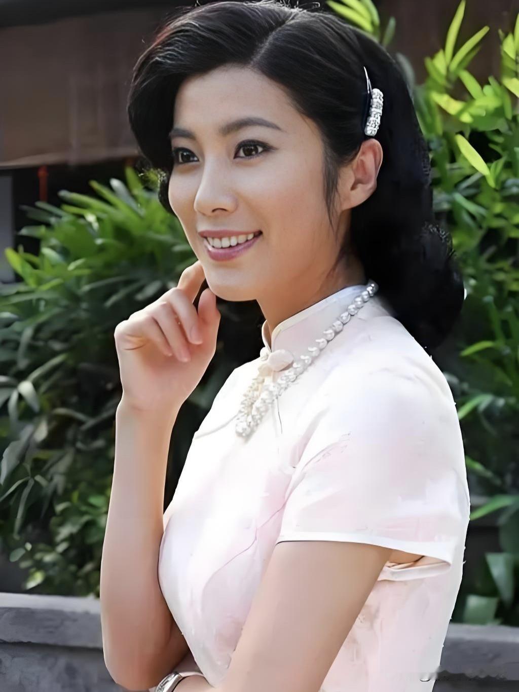 王珂，上戏科班出身，曾以飒爽英姿的抗战剧女王形象红极一时。如今她褪去明星光环，回