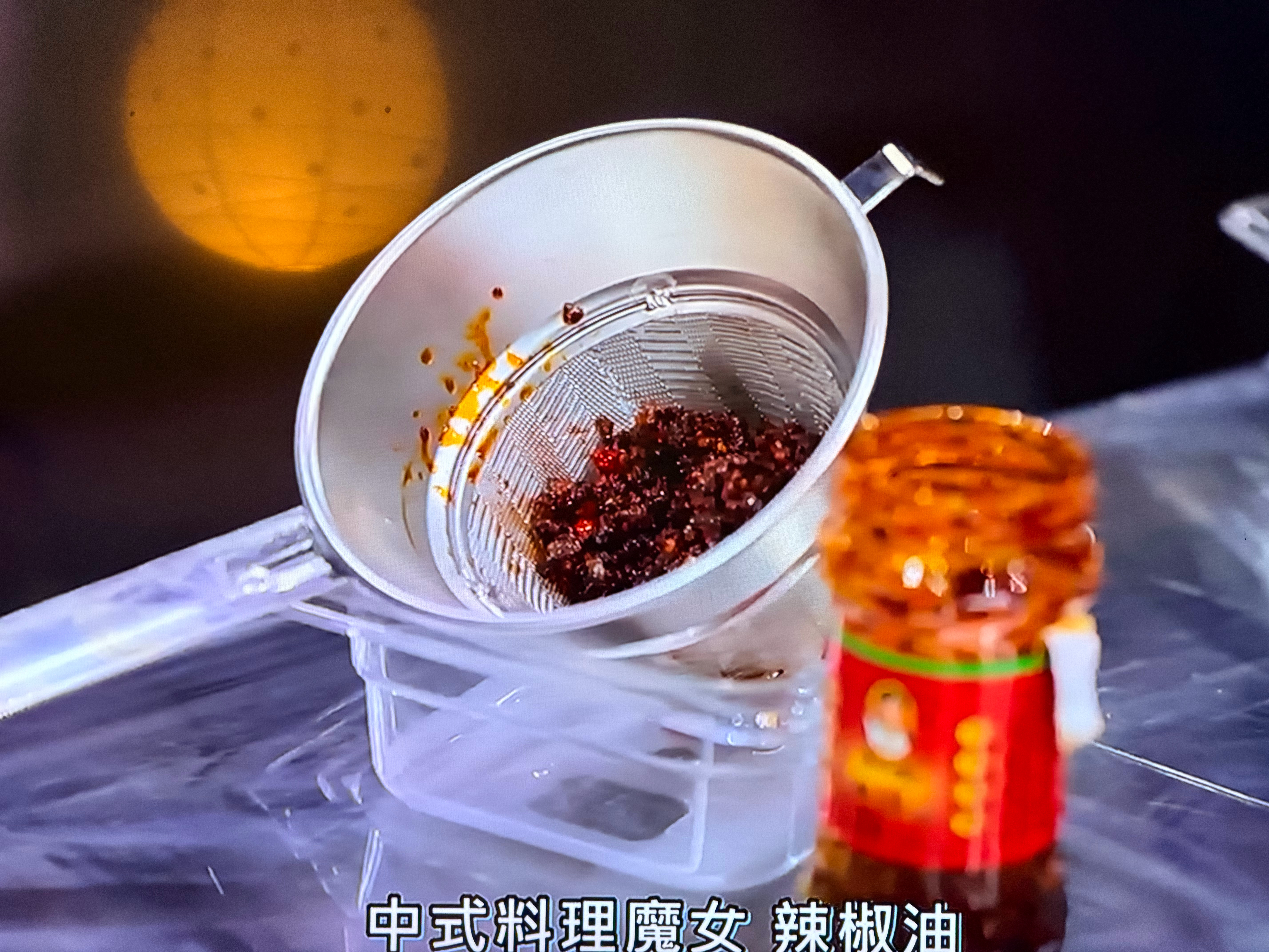 黑白大厨2震撼惊现老干妈中式料理魔女辣椒油😘 陶碧华不愧是辣椒油之母🌶️ 