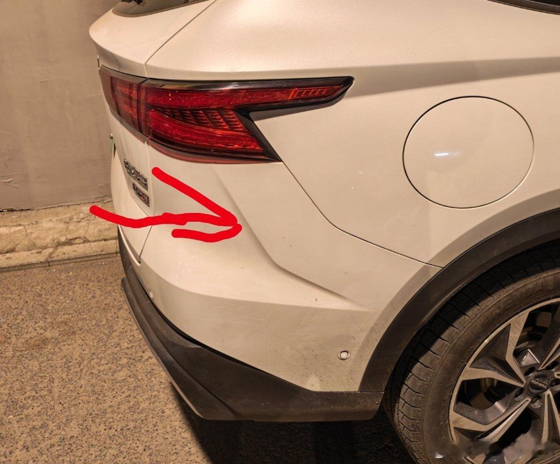 有没有人和我一个观点？【红色箭头指的那个特征线多余】 