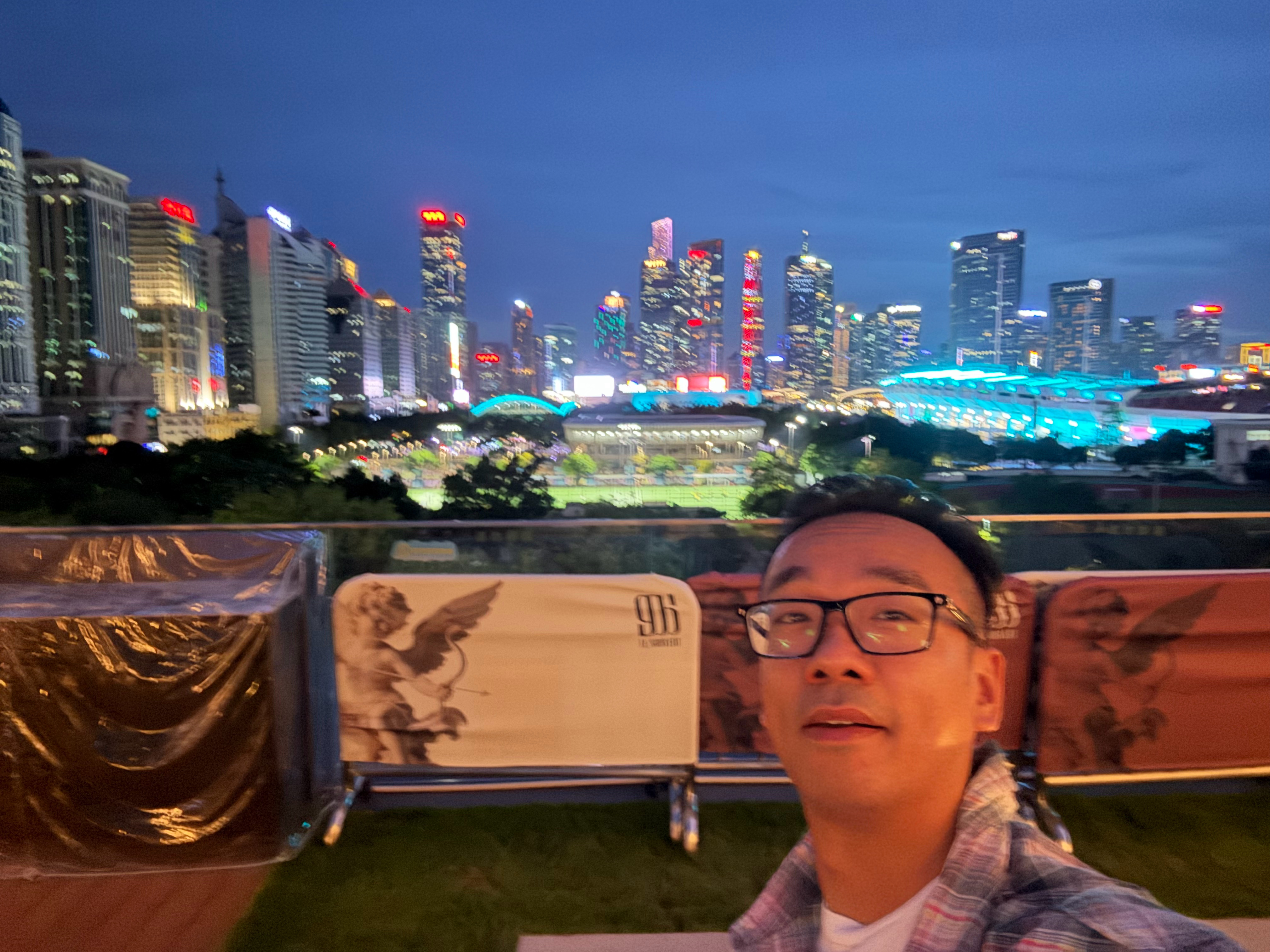 晚安啦，好多小姐姐的餐厅，不吃都饱了[害羞] ​​​