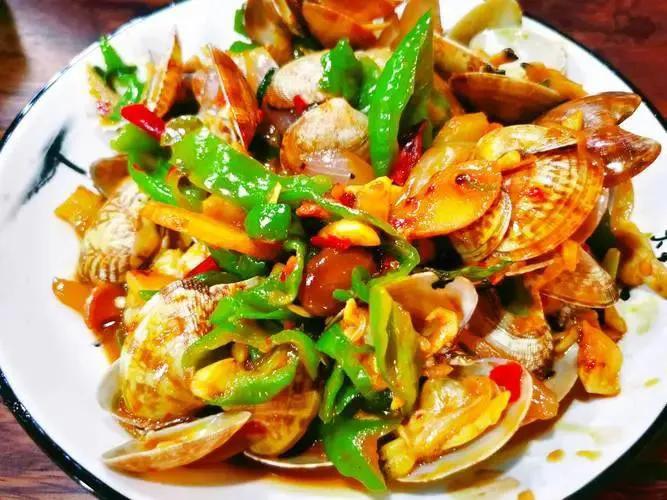 相册里的美食，爆炒花甲。

爆炒花甲色泽鲜亮，肉质饱满，搭配着翠绿的葱花和鲜红的