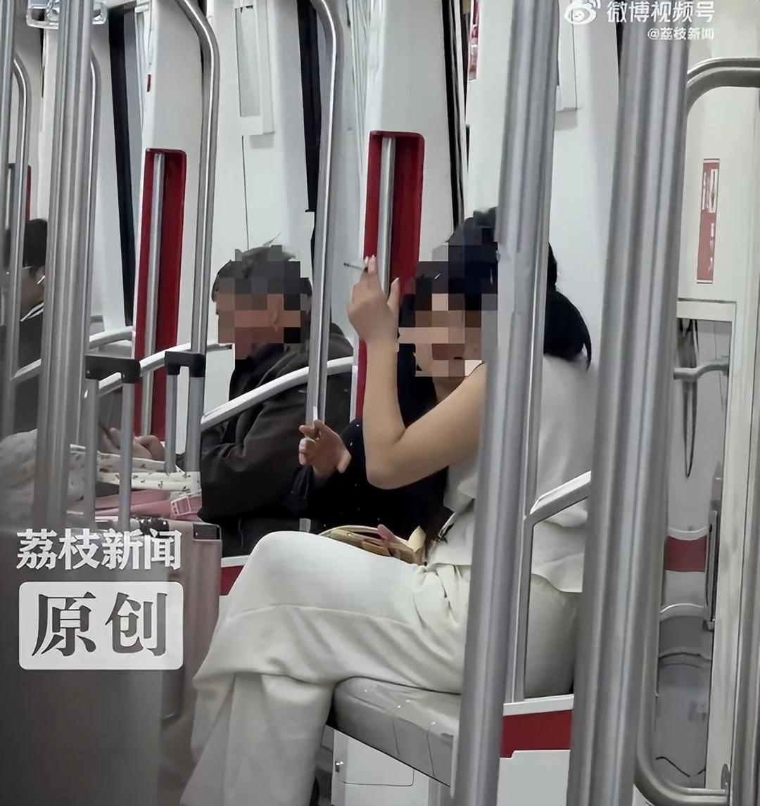 南通地铁1号线，两名女子烟瘾犯了，在车厢里吞云吐雾。黑衣女子下车后，白衣女子横躺