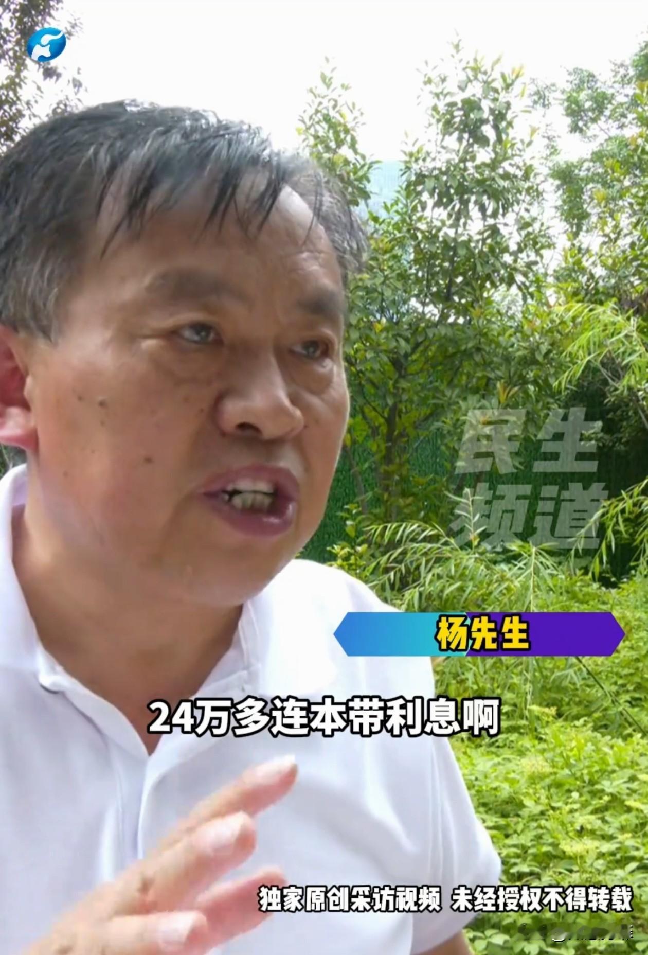 弟弟找哥哥借款8次，共8张借条，最后却多出2张，弟弟通过鉴定称借条是伪造的。哥哥