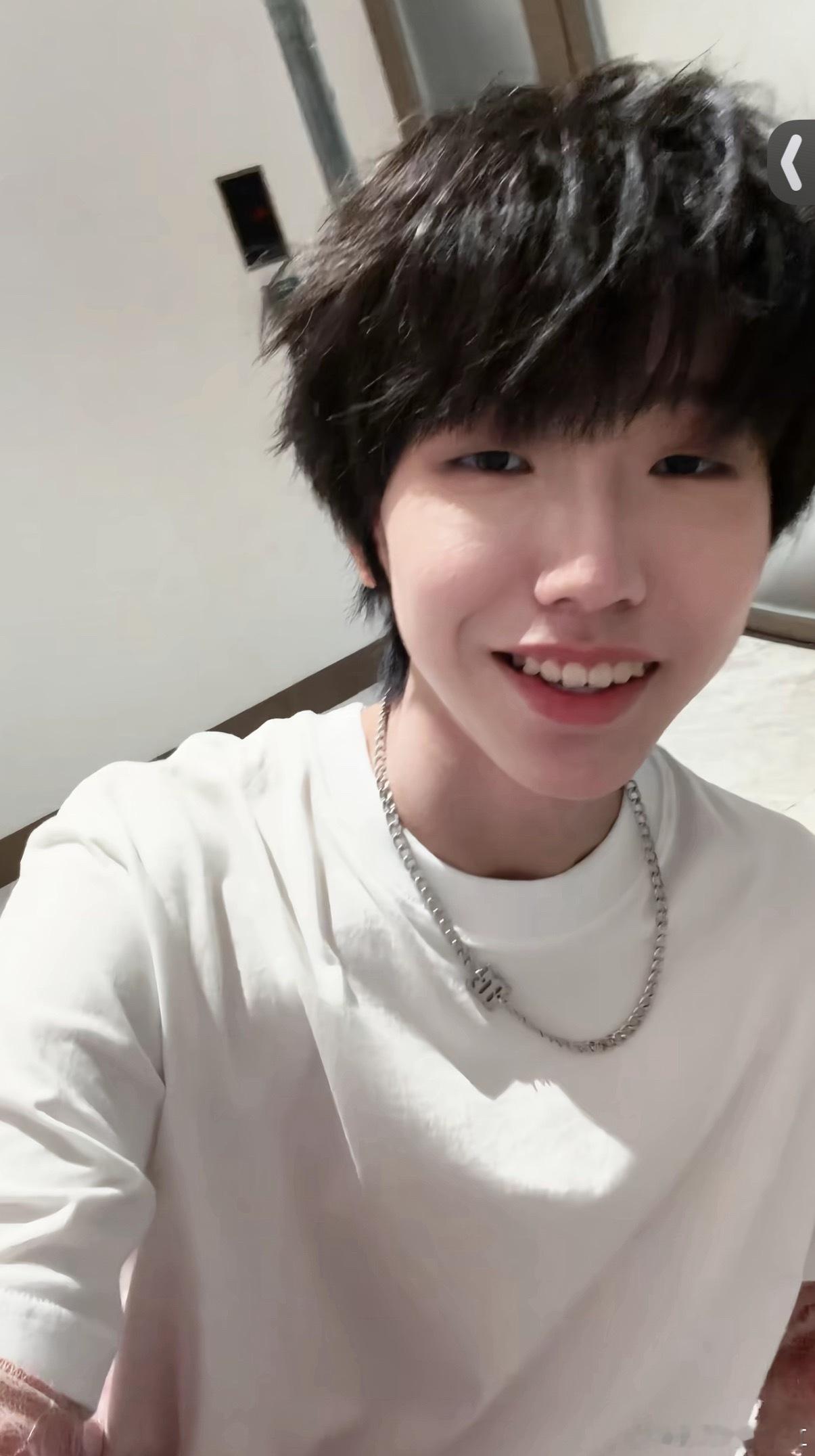 不是小聂你咋这么帅了 