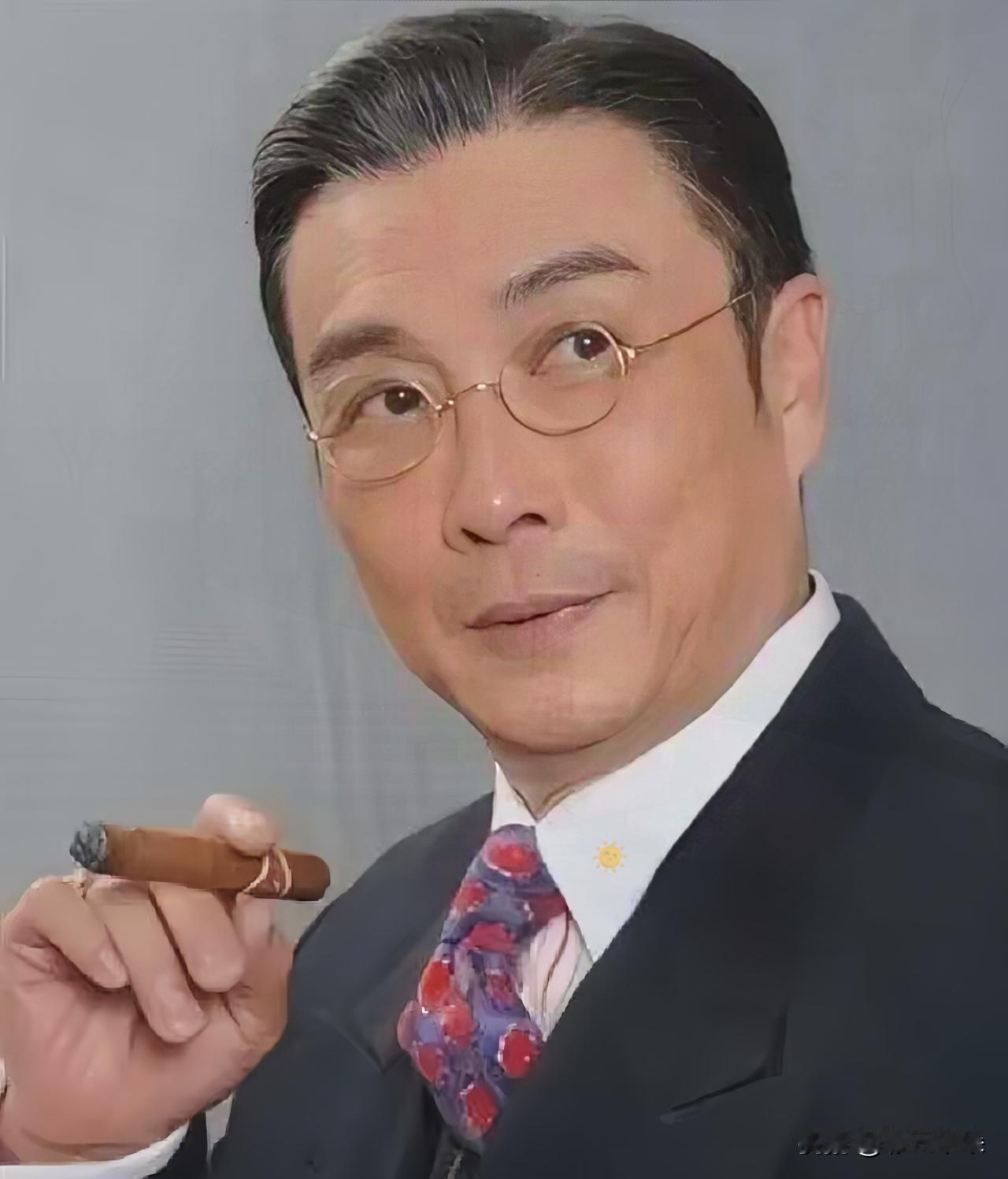 43岁的刘松仁，当年在飞机上对一位泰国空姐动了心。

消息传开后，身边一堆朋友纷