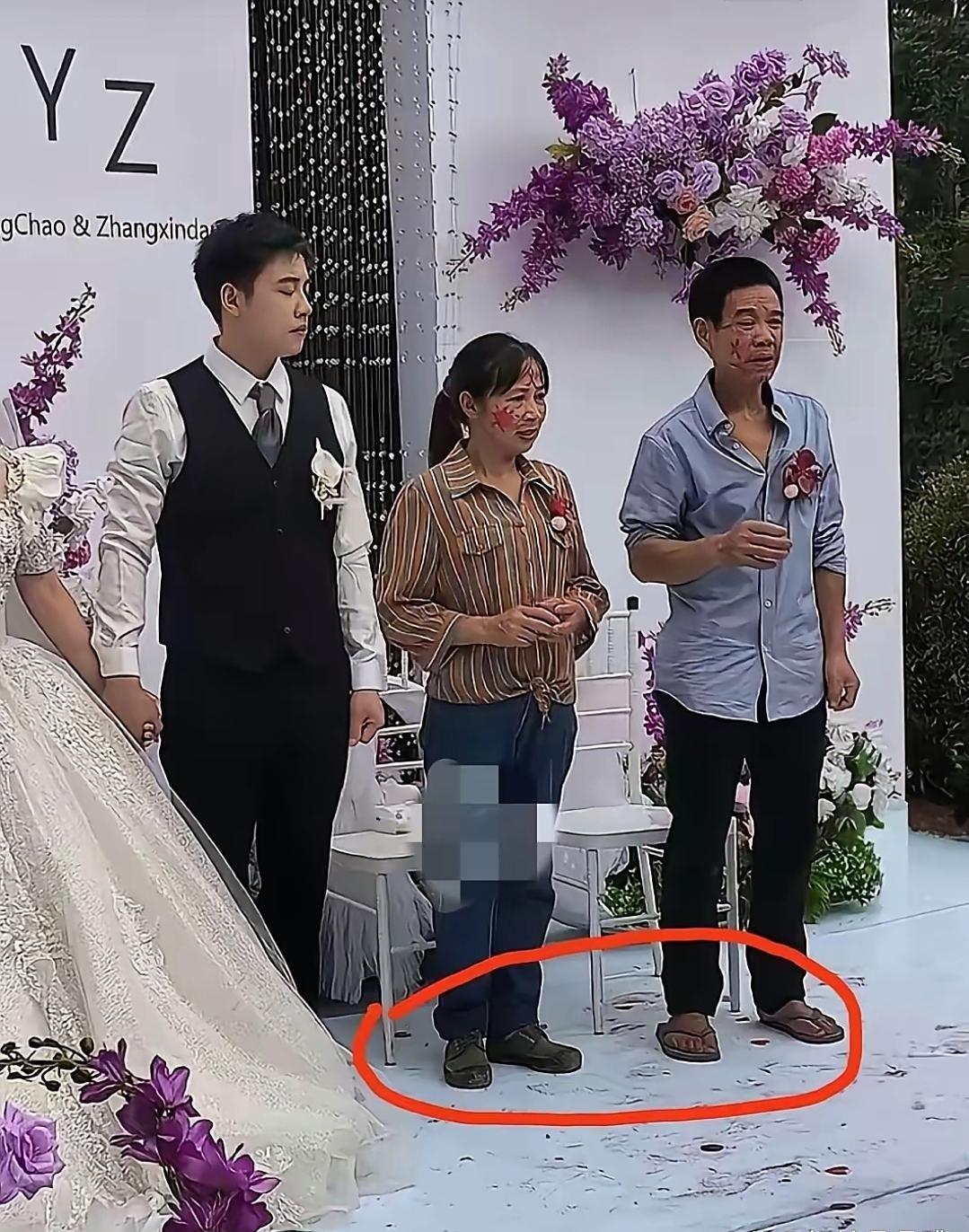 婚礼上，新郎帅气十足！像白雪公主梦中的白马王子一样！可是新郎旁边站着的父亲和母亲