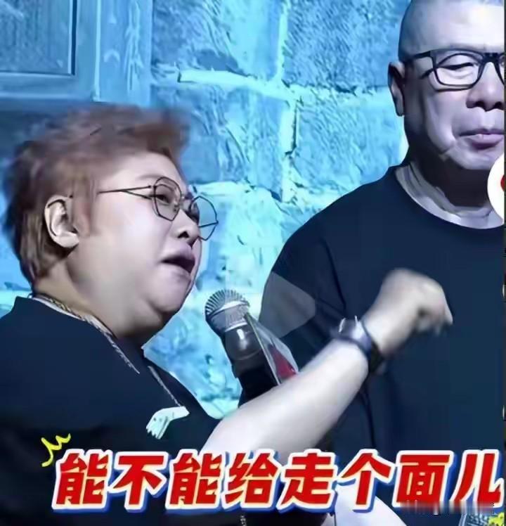 大腕们，明星们！
你们一个个年薪几千万，上亿的人，竟然让月薪不到三千的人们给你们
