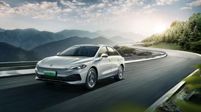 目前的汽车市场，纯燃油车型油价高、动力系统驾乘体验弱，纯电车型续航短、充电难、车