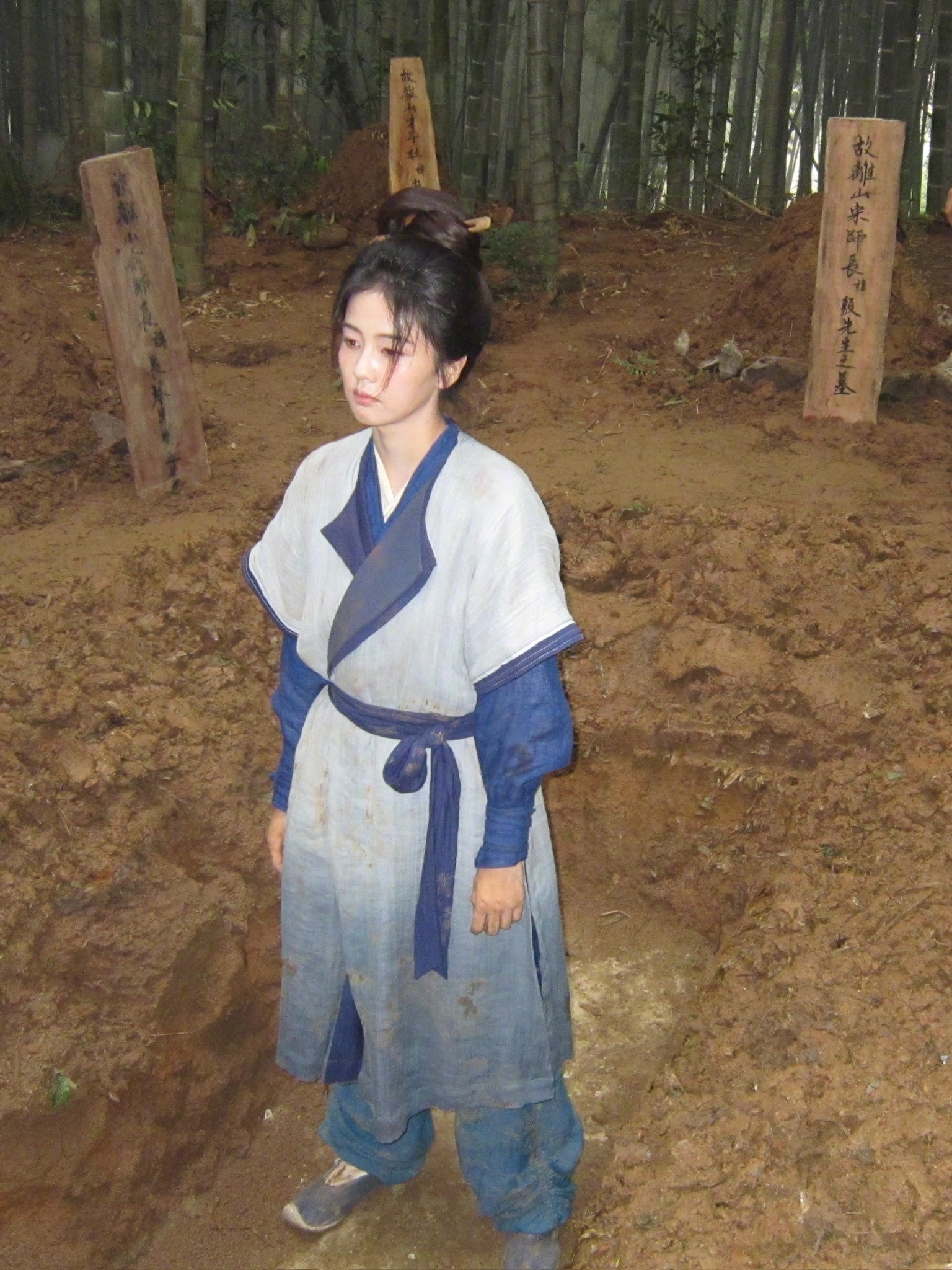 1. 白鹿和周翊然没有谈恋爱，他们住的小区里有很多艺人，两人之间也没有什么暧昧的