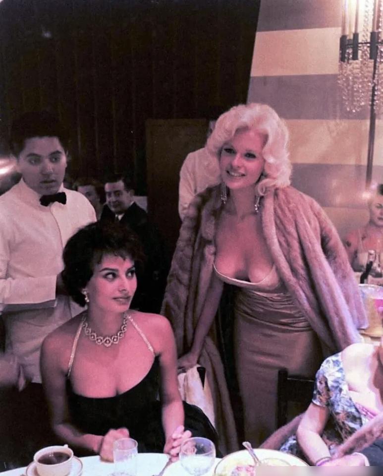 你以为那张“罗兰白眼图”是女明星宫斗？
错了，那是成年人对“社死现场”的本能害怕