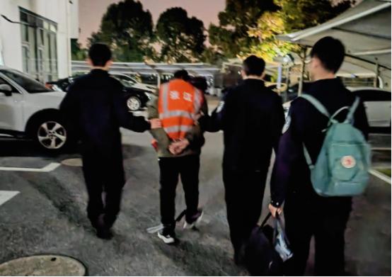 九三阅兵前24小时，重大间谍浮出水面，我国损失高等机密文件多达200多份！周某泄