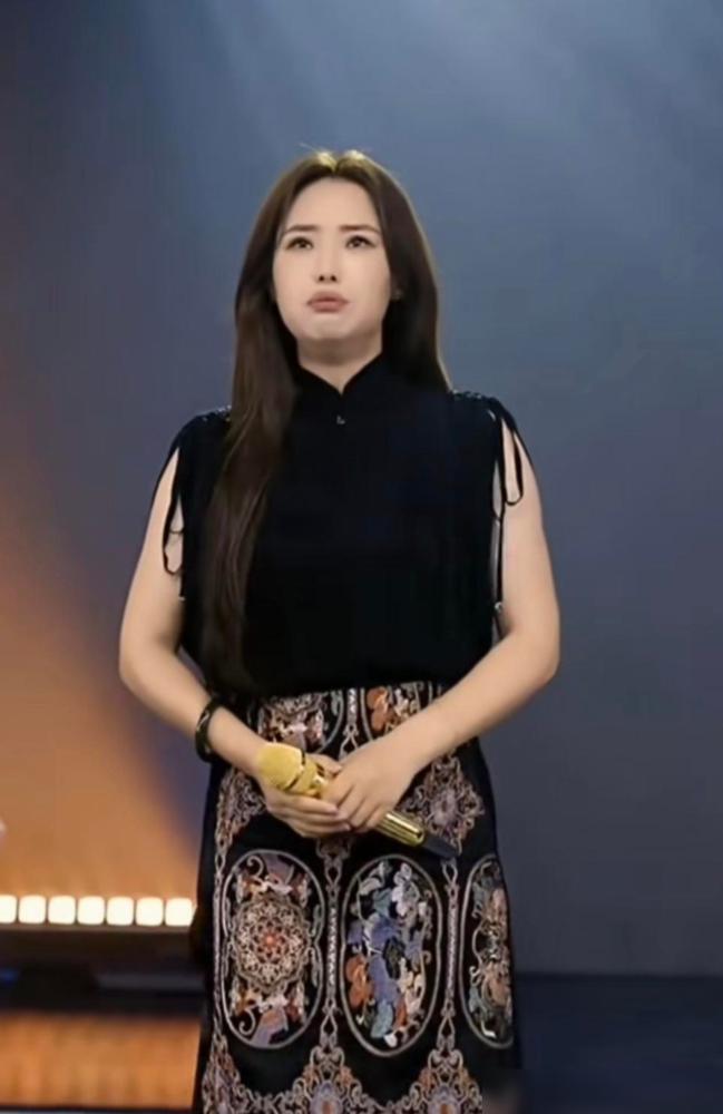 某朵（8月4日）8点半大号开播，最高人数1.5万人，最低时7千多人。

说真的看