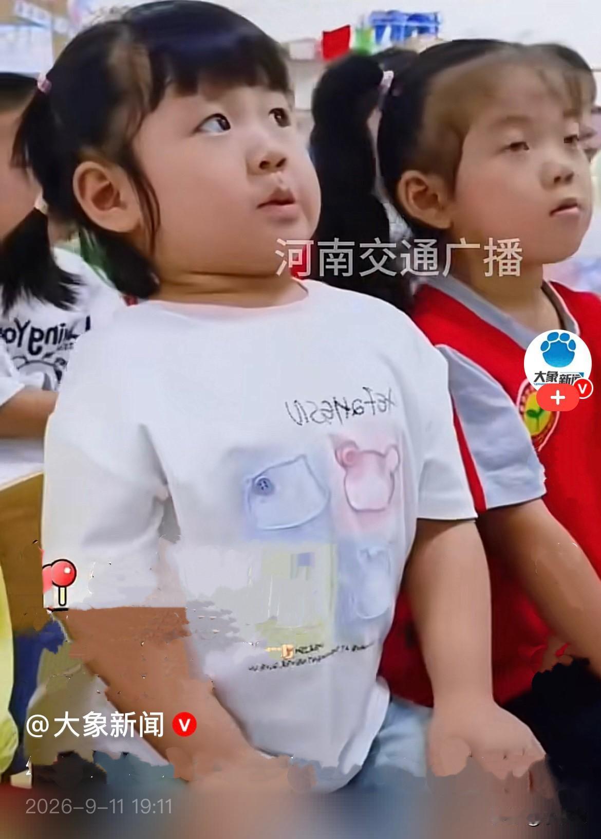 萌翻了……
贵州遵义一幼儿园里教室里，老师在班里挨个给小朋友发小红花，小朋友们都