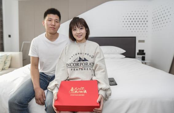 她第一次见这个老板，是在朋友饭局上，那男人话不多，皮鞋锃亮，眼神直接。
那时候她