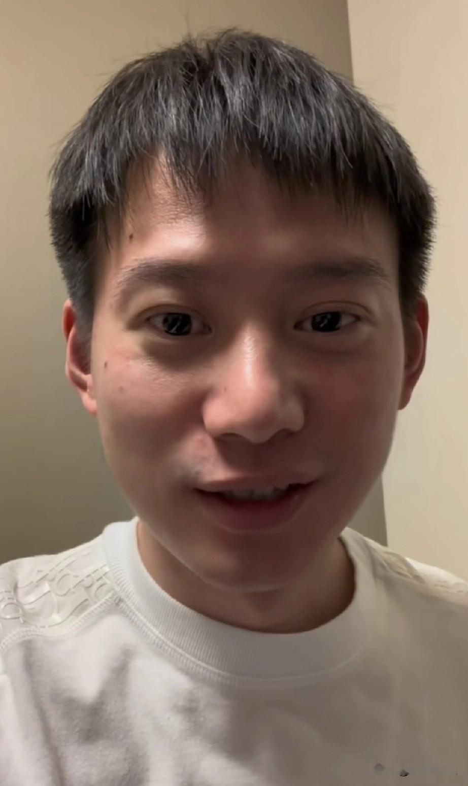 周雨和樊振东比赛前，
周雨直播，
网友纷纷出谋划策，
指点周雨该怎么打？
要在小