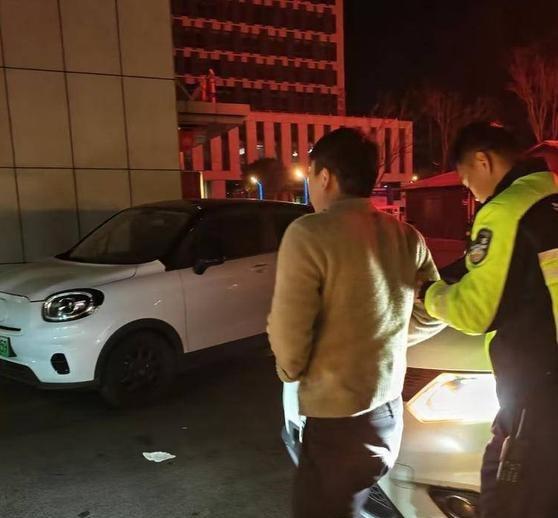 《男子高速突发急病，交警客串“代驾”一路护送》扬州高邮服务区内，一对愁容紧锁的夫