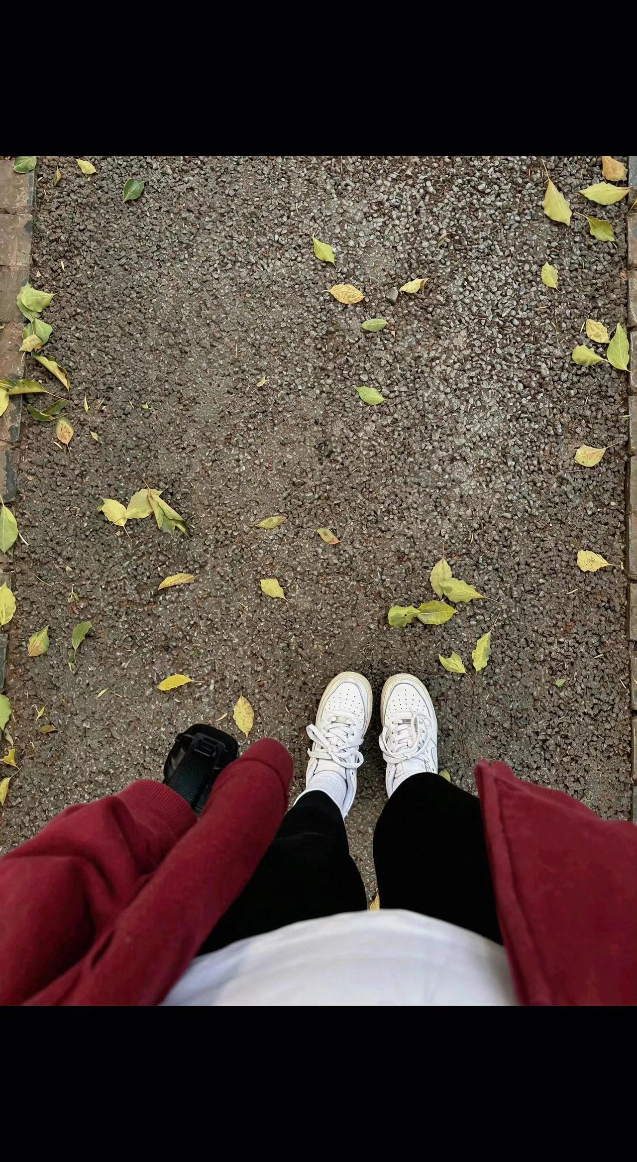 🍂红大衣扫过满地碎金✨每片落叶都是时光的邮戳📮日子在脚下轻轻翻篇