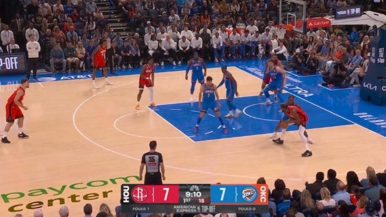 所有人的目光都在杜兰特身上……现在火箭这进攻空间太疯狂了！这下杜兰特感受到了库里