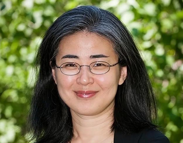1999 年，28岁北大才女田晓菲嫁给53岁美国老头，父母差点被气晕，但田晓菲却