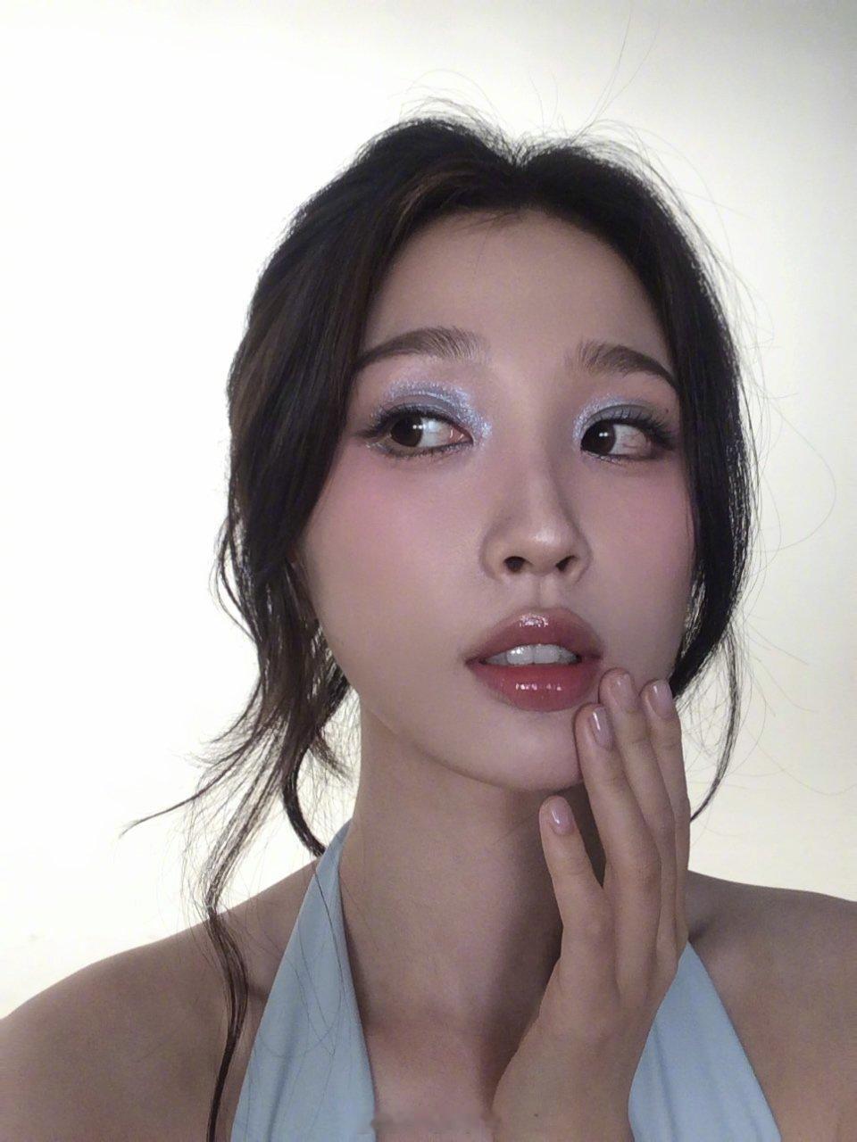 虞书欣千禧风蓝眼影look，太漂亮了！[羞嗒嗒] ​​​
