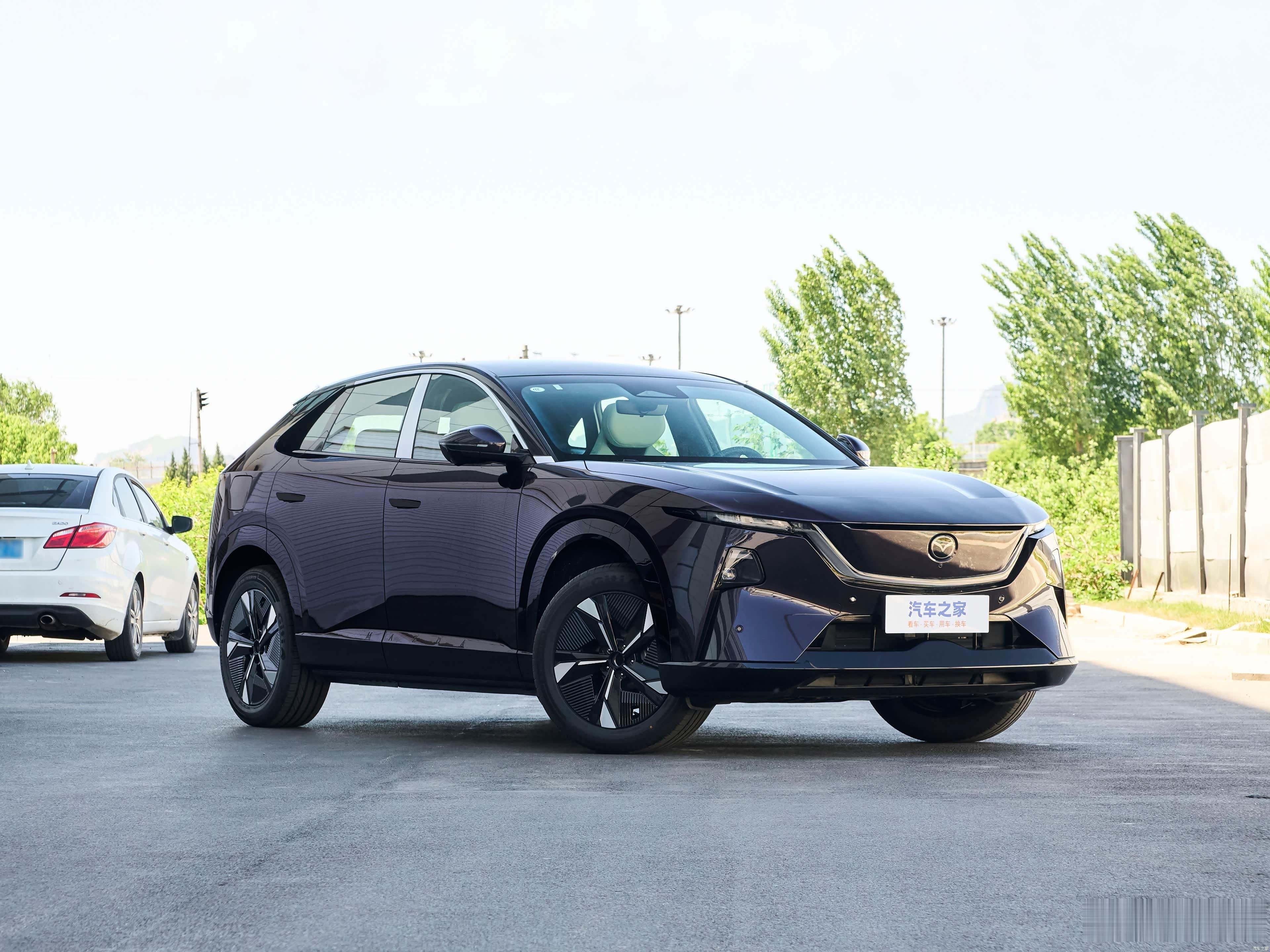 开NX8五年能省6部新手机过去大家总觉得合资品牌转型新能源会一步到位押注纯电。但