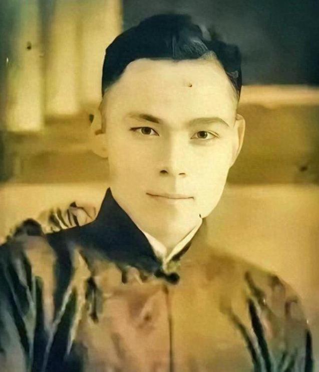 1939 年上海擂台，魏庆春被武士刀捅穿胸膛。他没倒下，反而顶着刀锋往前走。台下