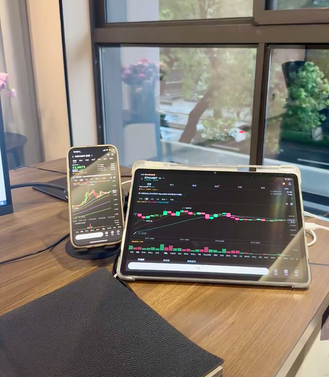 童粉们久等了会议刚刚结束童粉就来更新微博，私信会一一回复。稍后会为大家带来今日的