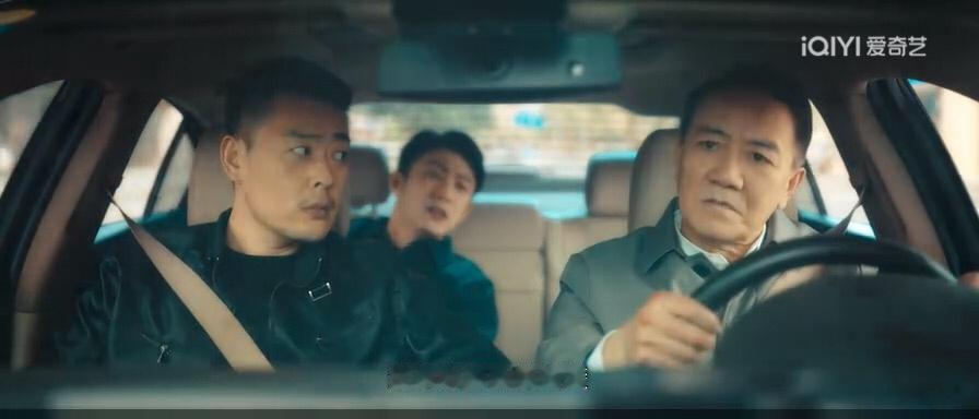 叶局和麦洪超两个人都是，哈哈哈哈哈叶局长给人开车，另外两个人大声的蛐蛐。我觉得这