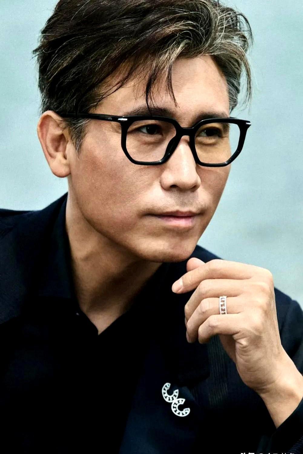 深夜翻到李乃文朋友圈的旧动态，突然破防了！

原来他和唐旭、媛媛当年在胡同排《茶