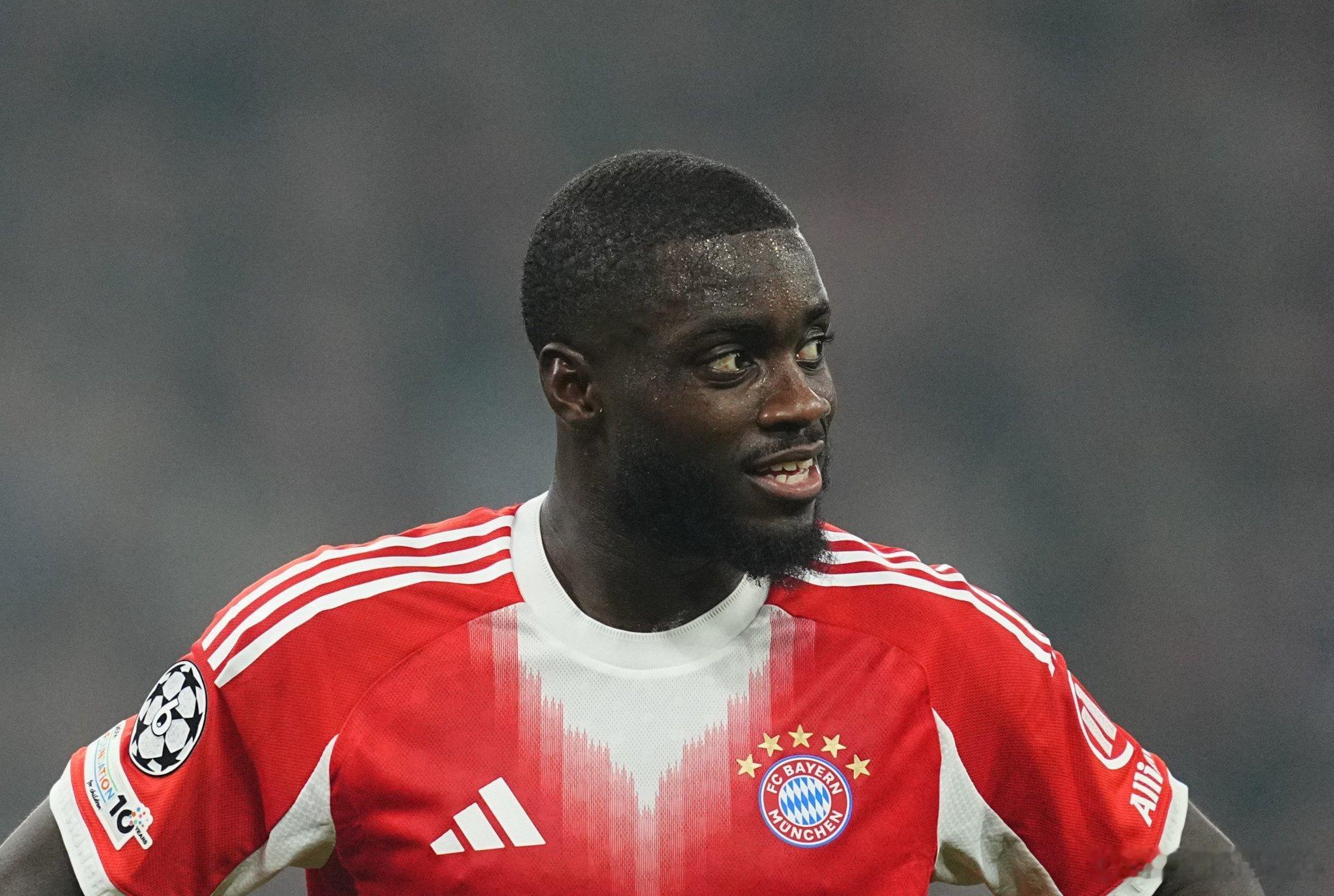 🚨拜仁慕尼黑近日與達約特·烏帕梅卡諾經紀團隊重新接洽後，向法國後衛提出了一份「