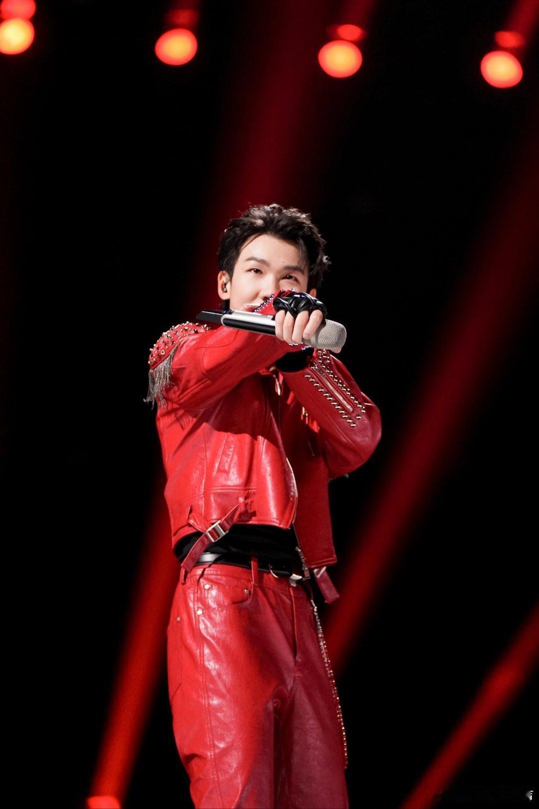 白举纲回应在成龙面前唱醉拳我们也是一样的呀，既然想到了，那就要自己去实现，白举纲